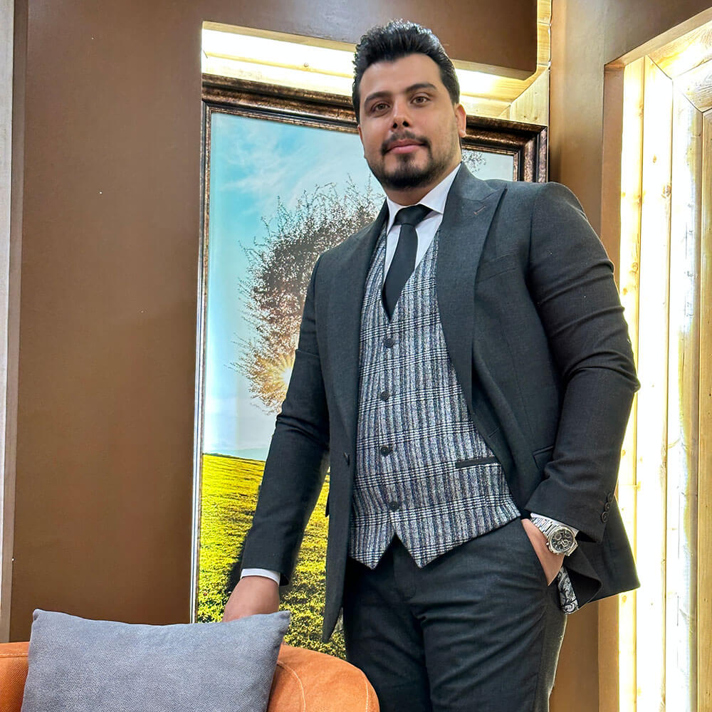 آقای حمید گلکار، مدیر فروش